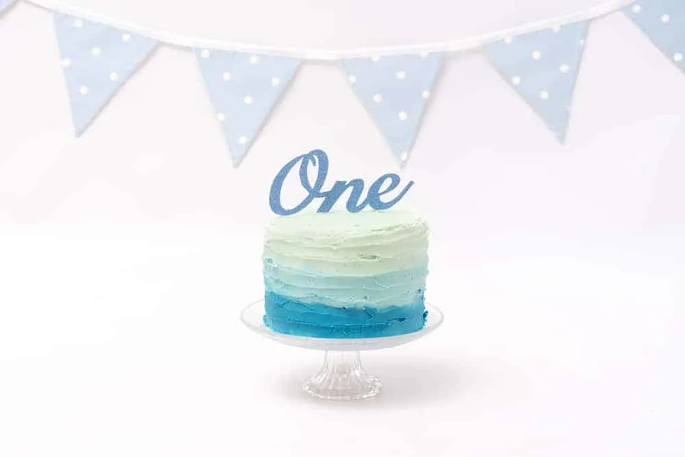 Zelf een cake-smash taart maken of bestellen. Tips en ideeën en voorbeelden voor de leukste taarten, ter inspiratie in het blauw, roze en multicolor. - Mamaliefde.nl