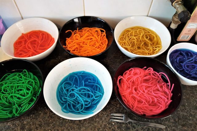Regenboog pasta maken unicorn rainbow recept - Mamaliefde