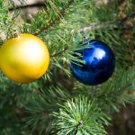 Tips voor het kopen van een kerstboom, inclusief dingen zoals verhoging voor onderkant of wat te doen met weinig takken en hoe deze te versieren. Van verlichting tot en met ballen en de piek. - mamaliefde.nl