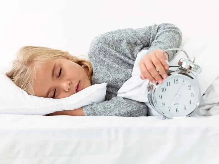 Hoeveel slaap heeft je kind nodig? / Wintertijd vs Zomertijd; 13 tips om je kind beter te laten slapen, ook bij het verzetten van de klok. - Mamaliefde.nl