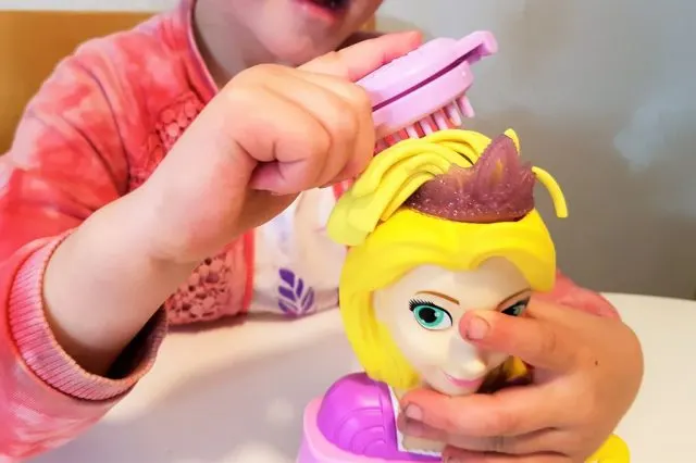 Play-doh Rapunzel kapseltje spelen & vlechten review - Mamaliefde