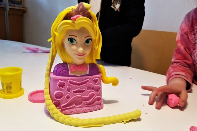 Play-doh Rapunzel kapseltje spelen & vlechten review - Mamaliefde