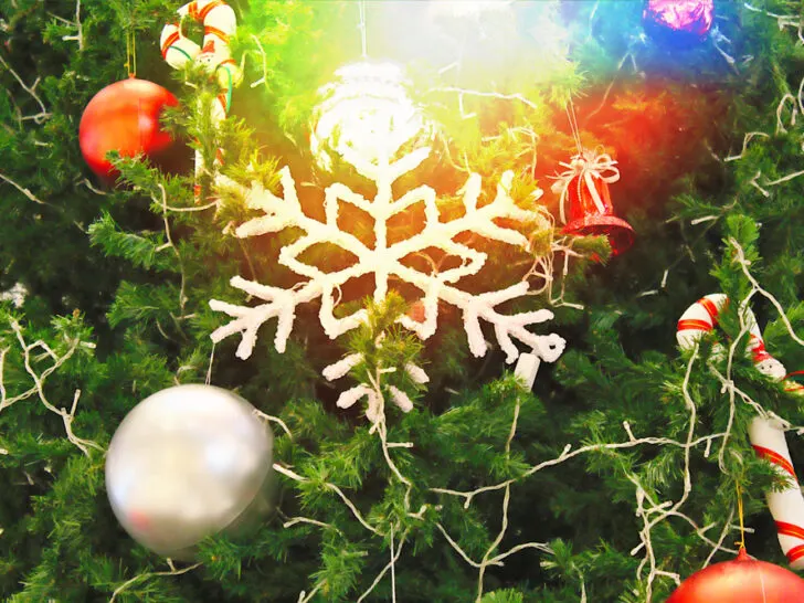 Kerstboom versieren inspiratie; meer dan 50 ideeën en voorbeelden. Van Candy world tot monochroom, witte of roze kerstbomen, traditioneel rood en goud, metallic en meer decoratie inspiratie. - mamaliefde.nl