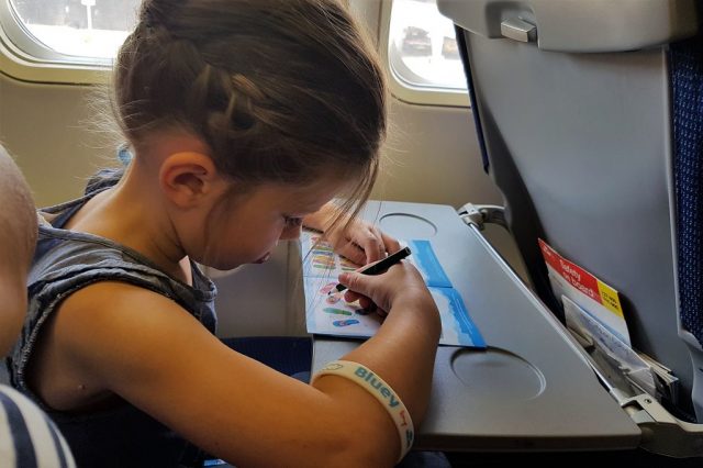 Vliegen met kinderen; 17 tips van voorbereiden tot speelgoed om bezig houden in vliegtuig - Reisliefde