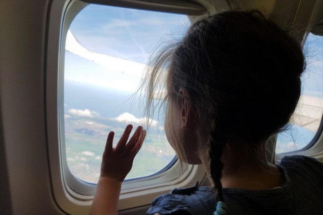 Vliegen met kinderen; 17 tips van voorbereiden tot speelgoed om bezig houden in vliegtuig - Mamaliefde