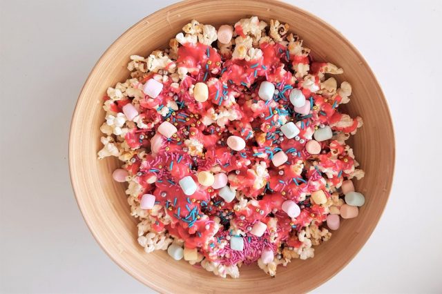 Roze gekleurde popcorn maken recept met chocolade - Mamaliefde