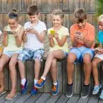 Kind zit alleen maar op telefoon; 9 tips om te voorkomen dat je kind verslaafd raakt aan de smartphone en alleen nog op zijn kamer zit - Mamaliefde.nl