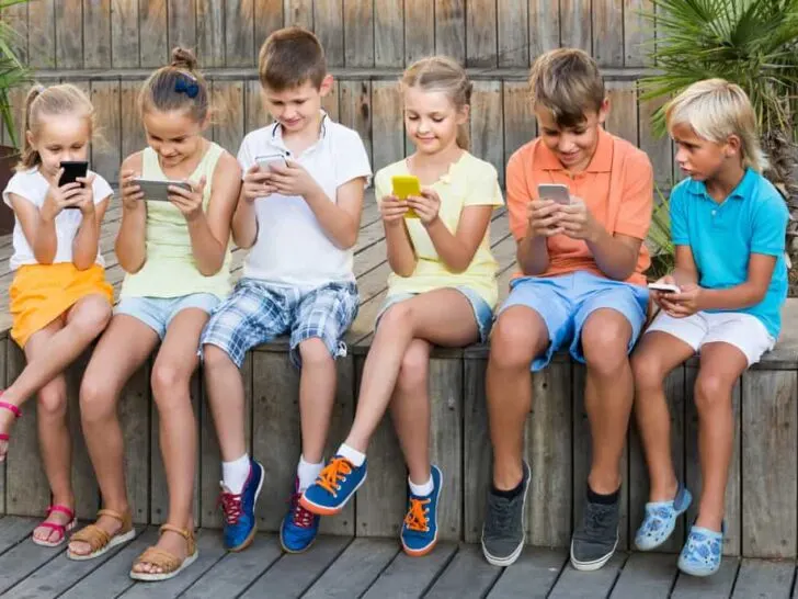 Kind zit alleen maar op telefoon; 9 tips om te voorkomen dat je kind verslaafd raakt aan de smartphone en alleen nog op zijn kamer zit - Mamaliefde.nl