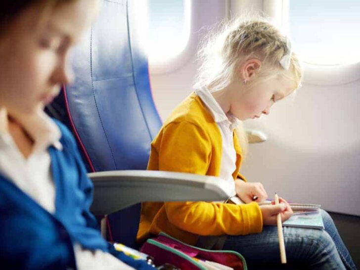 Vliegen met kinderen; 17 tips van voorbereiden tot speelgoed om bezig houden in vliegtuig