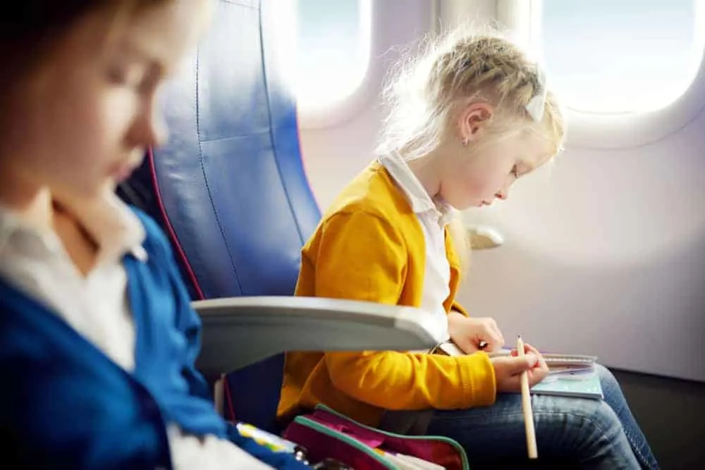 Vliegen met kinderen; 17 tips van voorbereiden tot speelgoed om bezig houden in vliegtuig - Mamaliefde.nl