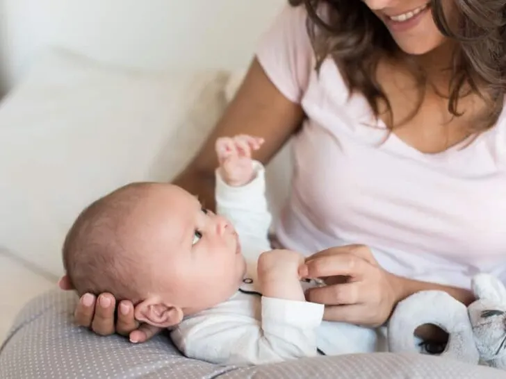 Voedingskussen; handige tips hoe je hem kan gebruiken als zwangerschapskussen, voeding en daarna - Mamaliefde.nl