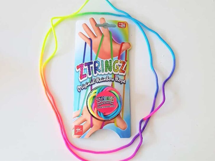Ztringz regenboog touw; voorbeelden touwfiguren om te maken van makkelijk tot moeilijk zoals de kop en schotel, eifeltoren, parachute, ster en meer met deze speelgoed rage 2018 - Mamaliefde.nl