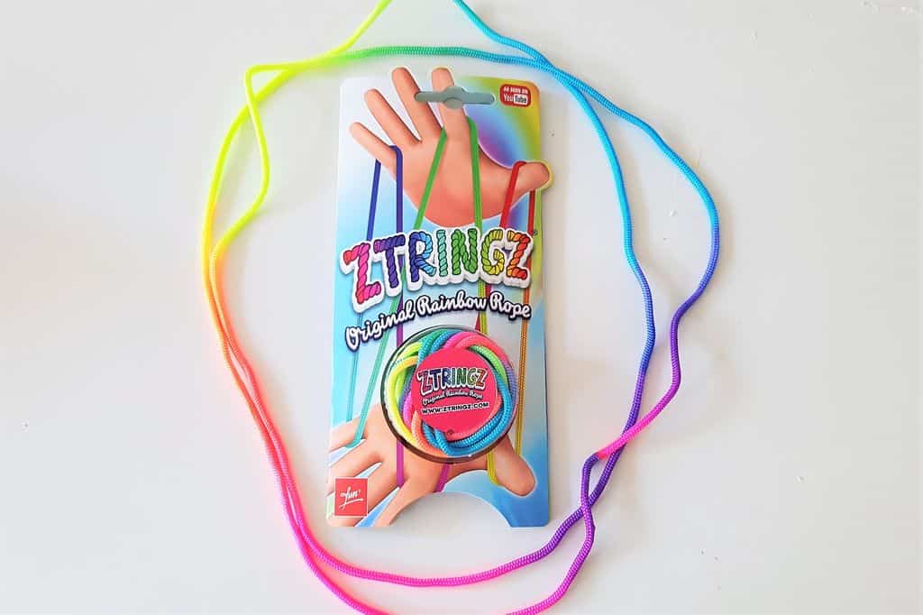 Ztringz regenboog touw; voorbeelden touwfiguren om te maken van makkelijk tot moeilijk zoals de kop en schotel, eifeltoren, parachute, ster en meer met deze speelgoed rage 2018 - Mamaliefde.nl