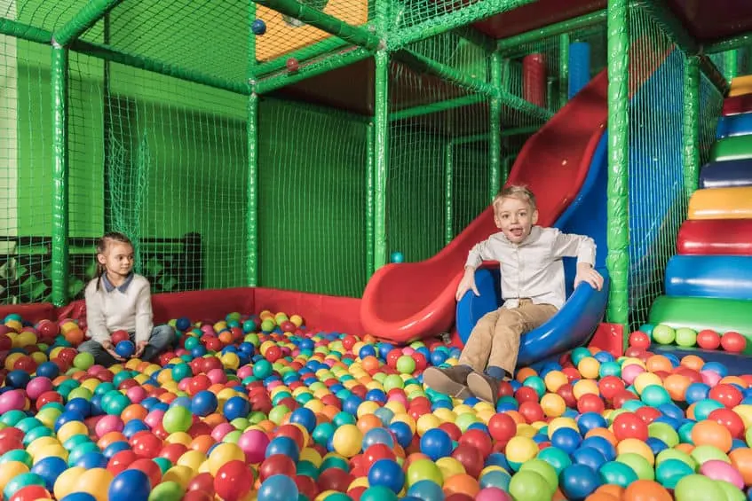 Binnenspeeltuin; de leukste en grootste indoor speeltuinen per provincie en grootste speelparadijs voor peuters, kleuters en kinderen per provincie - Mamaliefde.nl