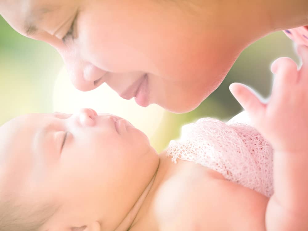 Hechting moeder en kind; bevorderen en kenmerken veilige hechting moeder vader en baby - Mamaliefde.nl