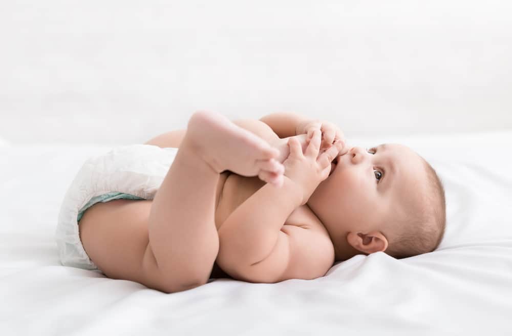 Baby 6 maanden; wat kan qua ontwikkeling motorisch en cognitief, slaapschema, voeding en activiteiten en spelen