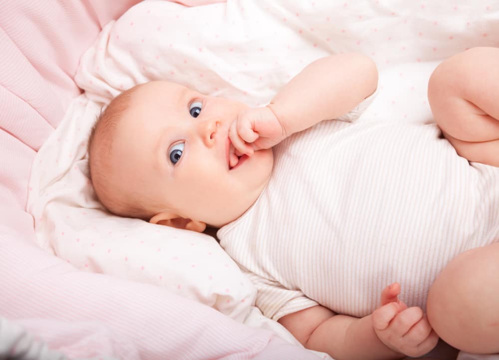 Baby 3 maanden; ontwikkeling, slaapschema, hoeveel voeding en wat kan qua activiteiten en speelgoed