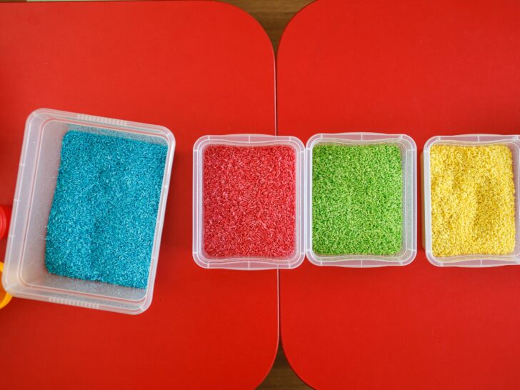 Spelen met gekleurde rijst; 20 tips en ideeën- Mamaliefde.nl