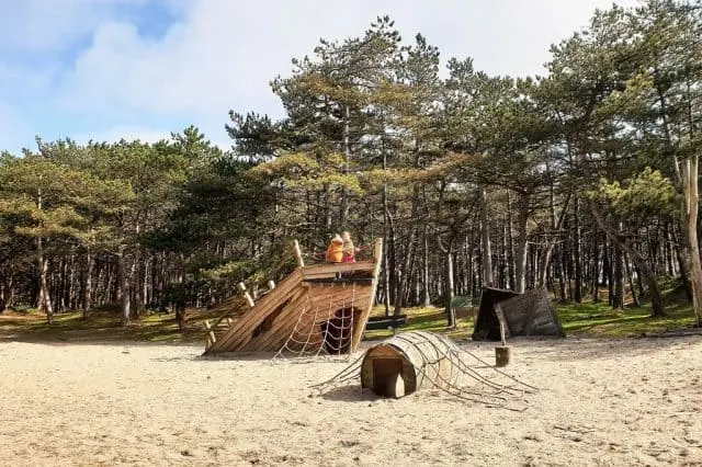 Speelbos, natuurspeeltuin of speelplaats in bos met kinderen - Mamaliefde