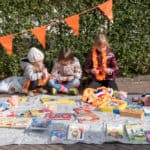 Wat te doen op Koningsdag? Tips voor de leukste rommelmarkten en vrijmarkten in Nederland, ook met spelletjes voor kinderen - Mamaliefde.nl