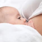 Colostrum eerste mama melk voor baby na zwangerschap - Mamaliefde.nl