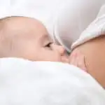Colostrum eerste mama melk voor baby na zwangerschap - Mamaliefde.nl