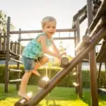 Grove motoriek ontwikkeling baby kind stimuleren met speelgoed en oefeningen - Mamaliefde.nl