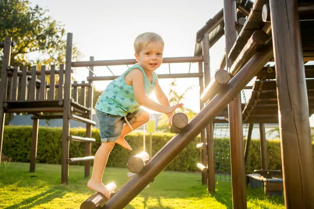 Grove motoriek ontwikkeling baby kind stimuleren met speelgoed en oefeningen - Mamaliefde.nl
