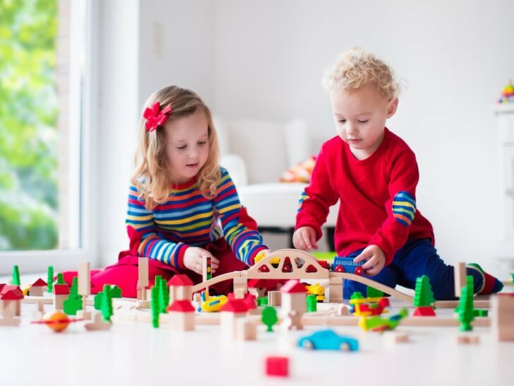Met blokken spelen voor kinderen; van stapelen tot bouwen met dreumes en peuter test ontwikkeling bij consultatiebureau