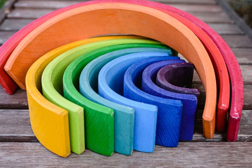 Het leukste houten regenboog speelgoed voor kinderen