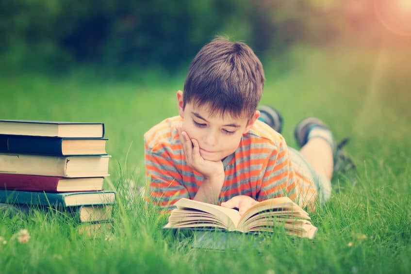 Leren lezen kind stimuleren; oefenen sneller lezen thuis of vakantie en vanaf welke leeftijd? - Mamaliefde.nl
