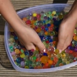 Sensopatisch spelen met waterballetjes - Mamaliefde.nl