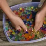 Sensopatisch spelen met waterballetjes - Mamaliefde.nl