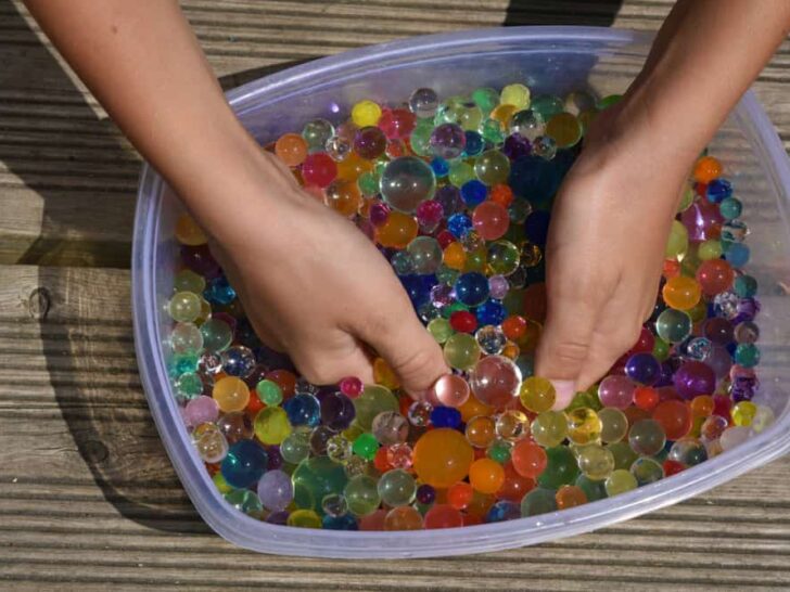 Sensopatisch spel met waterparels en waterballetjes voor kinderen