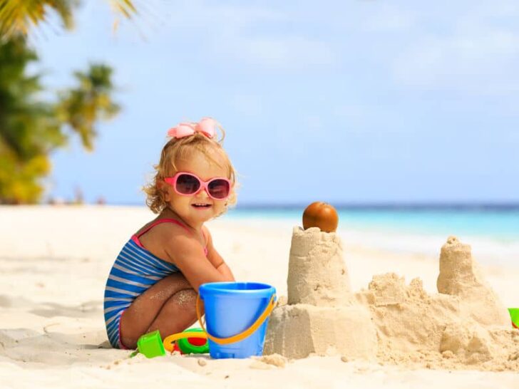Zandbak speelgoed kinderen; van graafmachine tot emmertjes om een zandkasteel te maken op het strand