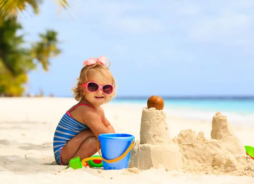 Zandbak speelgoed; van graafmachine tot zandkasteel maken op het strand - mamaliefde.nl