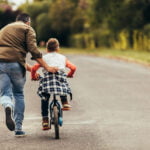 Tips en ervaringen voor als je kind niet wil / kan leren fietsen en bang is - Mamaliefde.nl