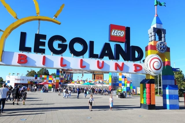 Legoland Billund Denemarken review; tips en ervaringen met kinderen. Tips voor leukste attracties, ook met jonge kinderen en Praktische informatie voor dagje of vakantie in resort. vakantie park en hotel - Mamaliefde.nl