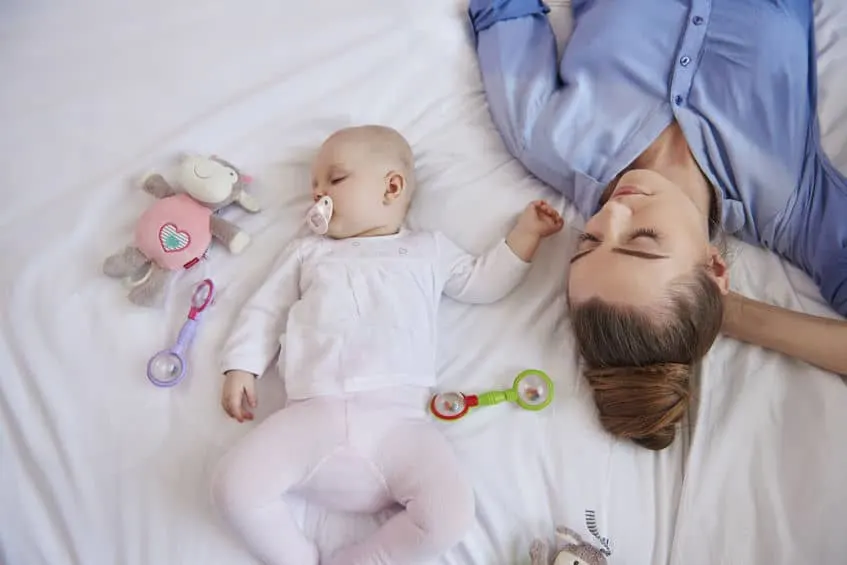 Samen slapen; veilig met je baby in 1 bed van houding tot verschil co-sleeping en rooming-in - Mamaliefde.nl