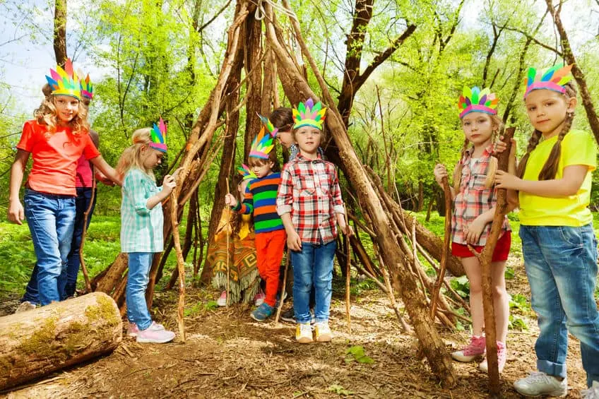 Camping spellen en activiteiten; ideeën voor kinderen en volwassenen binnen en buiten met spelletjes of voor recreatie - Mamaliefde.nl