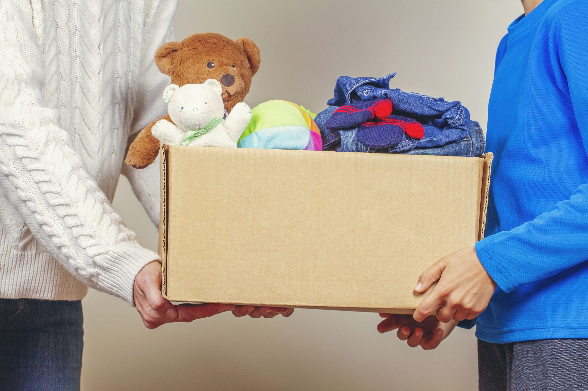 Knuffels doneren en oud speelgoed inleveren goed doel; weggeven aan vluchtelingen of sinterklaas cadeau ah - Mamaliefd.enl