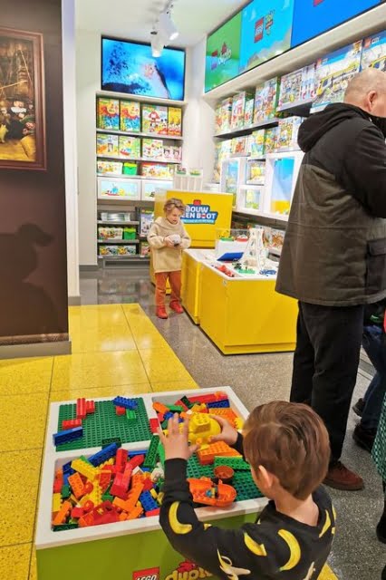 LEGO flagship store Amsterdam; Grootste LEGO winkel Nederland - Reisliefde