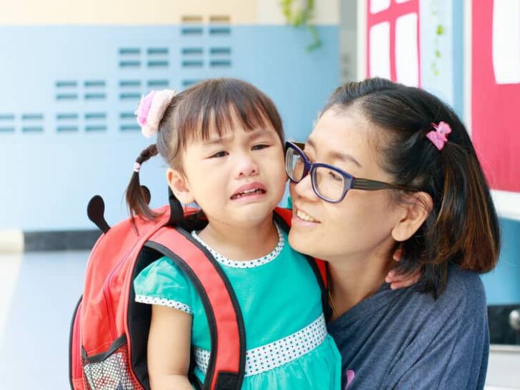 Kind blijft huilen op kinderdagverblijf of na wegbrengen afscheid opvang of school
