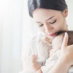 Oxytocine; knuffelhormoon dat je laat binden met kind tijdens zwangerschap, bevalling en borstvoeding en mannen - Mamaliefde.nl