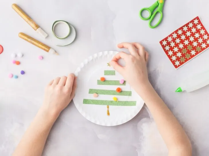Kerst servies voor kinderen versieren met porseleinstiften