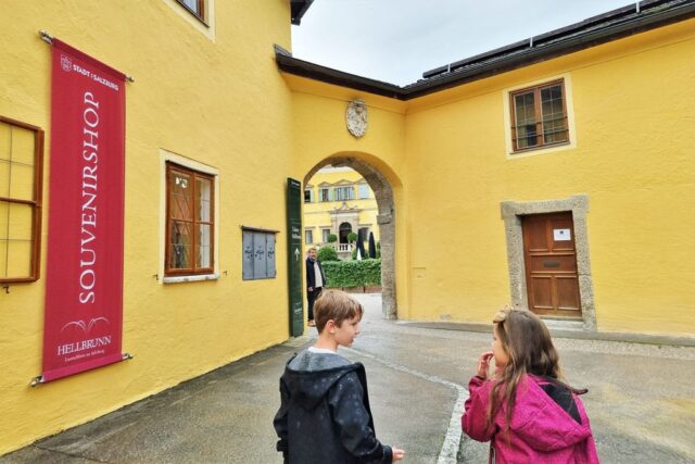 Schloss Hellbrunn Salzburg bezoeken; kasteel, tuinen, wasserspiele en Zoo dierentuin - Reisliefde