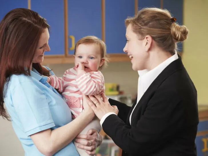 Eerste keer baby naar kinderdagverblijf; tips kind voorbereiden kinderopvang met wennen of van slag en wat meenemen- Mamaliefde.nl