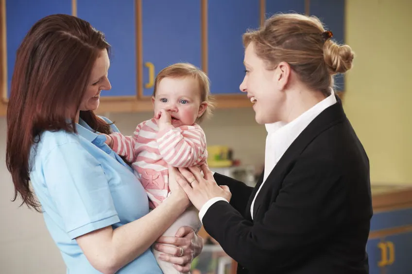Eerste keer baby naar kinderdagverblijf; tips kind voorbereiden kinderopvang met wennen of van slag en wat meenemen- Mamaliefde.nl