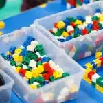 Lego opbergen; 23 tips van sorteren op soort of kleur met sorteerbak en opbergsysteem tot opruimen gebouwde sets of instructie boekjes bewaren - Mmaaliefde.nl