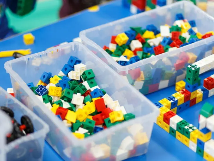 Lego opbergen; 23 tips van sorteren op soort of kleur met sorteerbak en opbergsysteem tot opruimen gebouwde sets of instructie boekjes bewaren - Mmaaliefde.nl